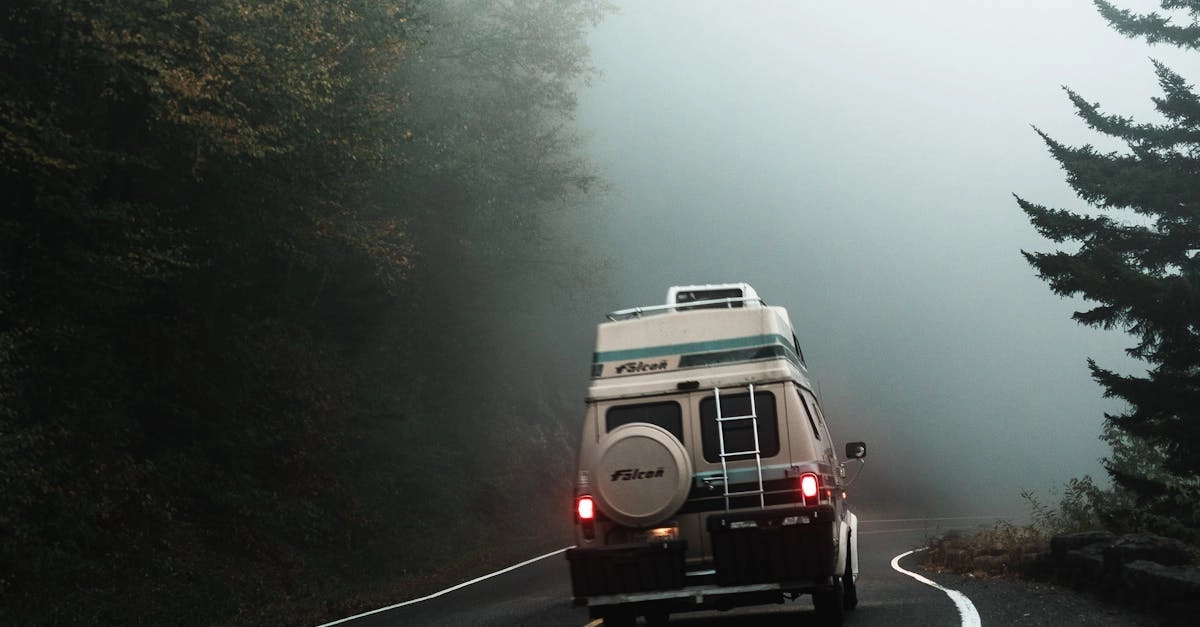 Автомобиль на живописной дороге во время путешествия